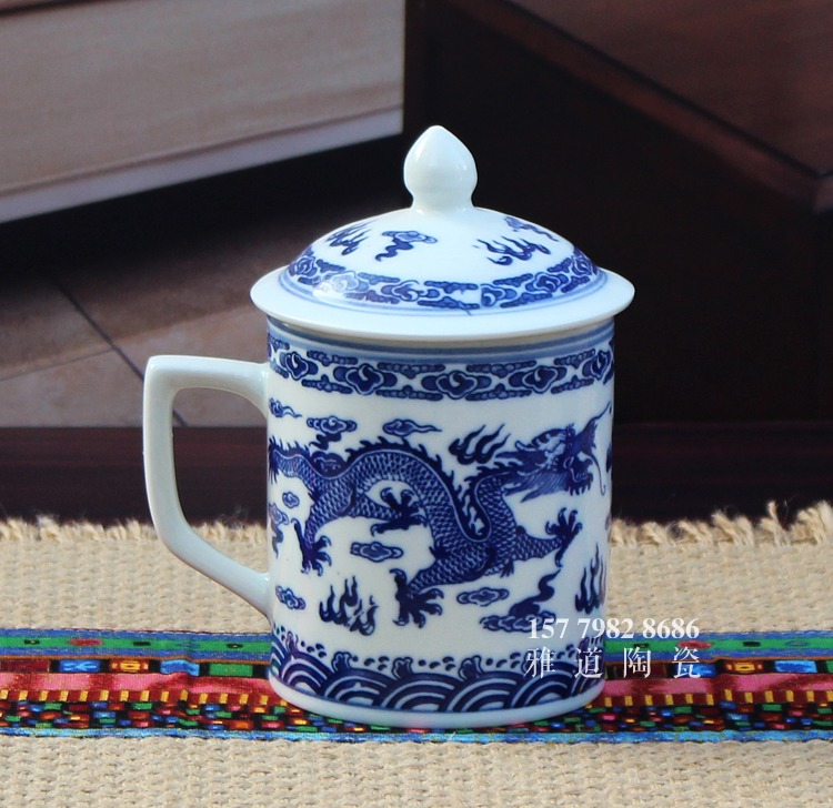 景德鎮青花瓷茶杯-雙龍戲珠側面