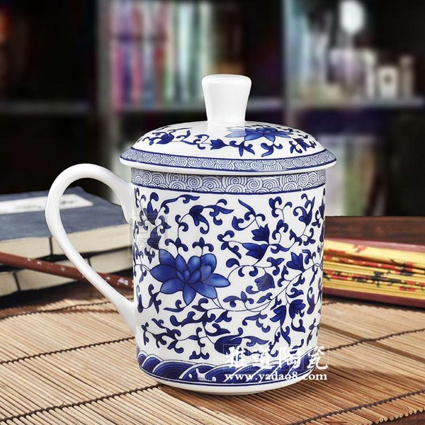 纏枝蓮景德鎮青花瓷帶蓋陶瓷茶杯(圖1) 纏枝蓮景德鎮青花瓷帶蓋陶瓷茶杯